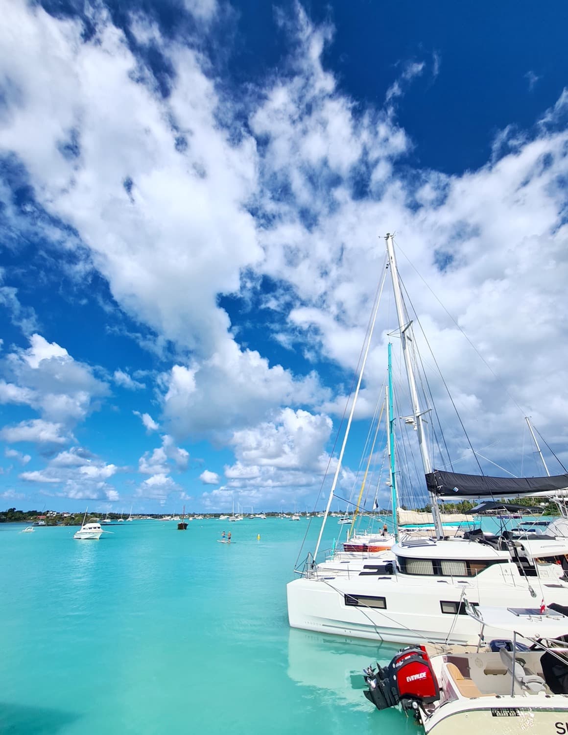 Catamarans à l'ancre dans le lagon de l'île Maurice