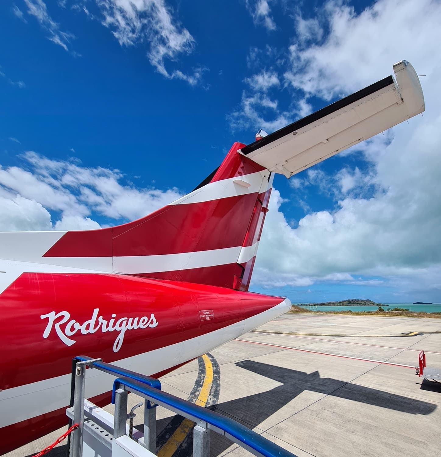 L'avion aux couleurs de Rodrigues sur le tarmac