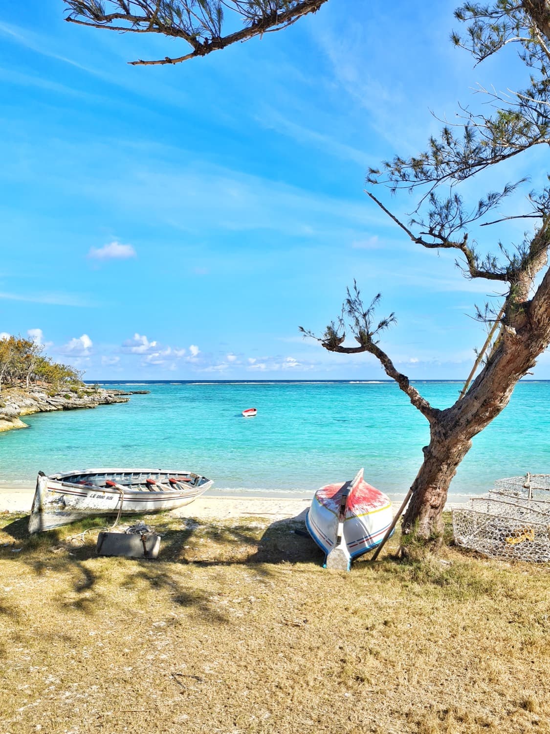 Pirogue traditionnelle échouée sur une plage de Rodrigues