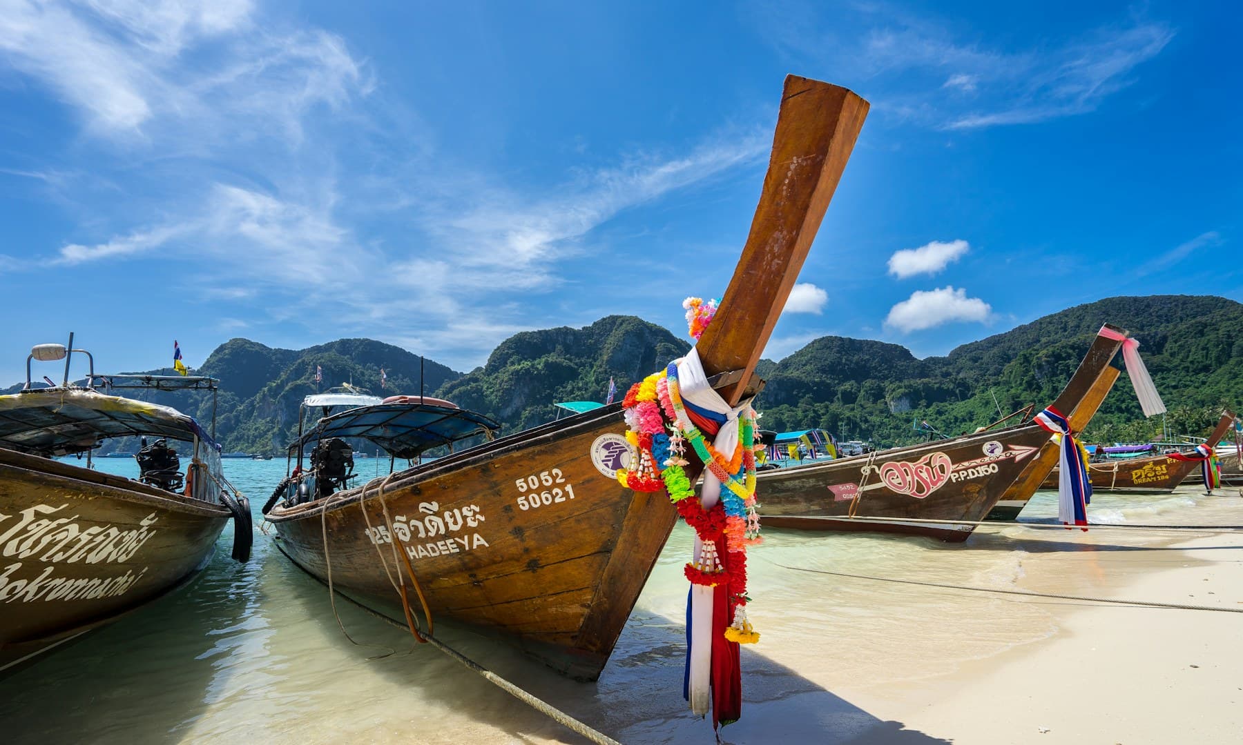 Bateaux traditionnels long-tail devant les falaises de Krabi