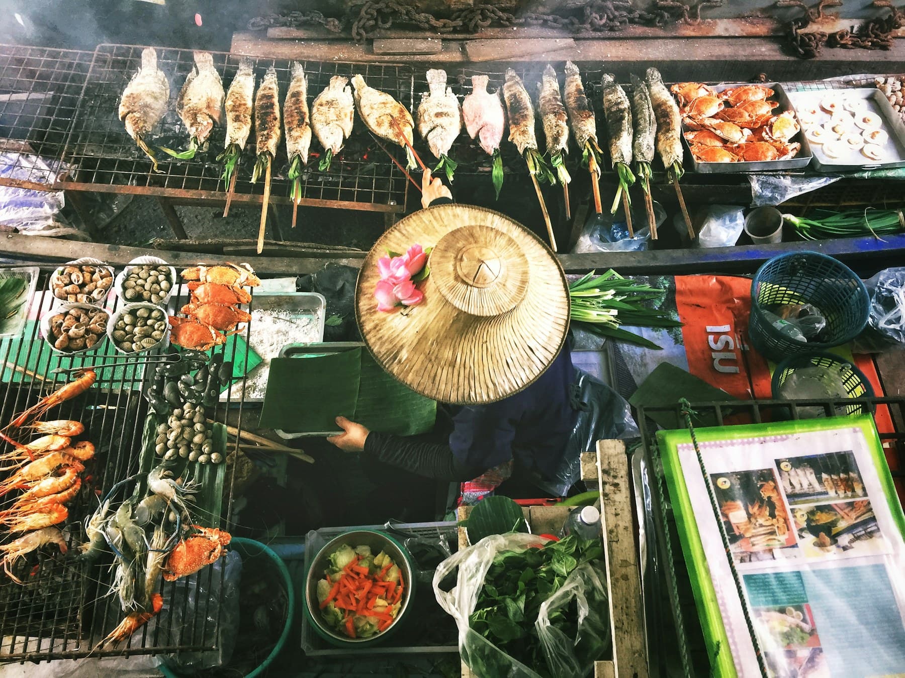 Étal de poissons et fruits de mer dans un marché thaïlandais