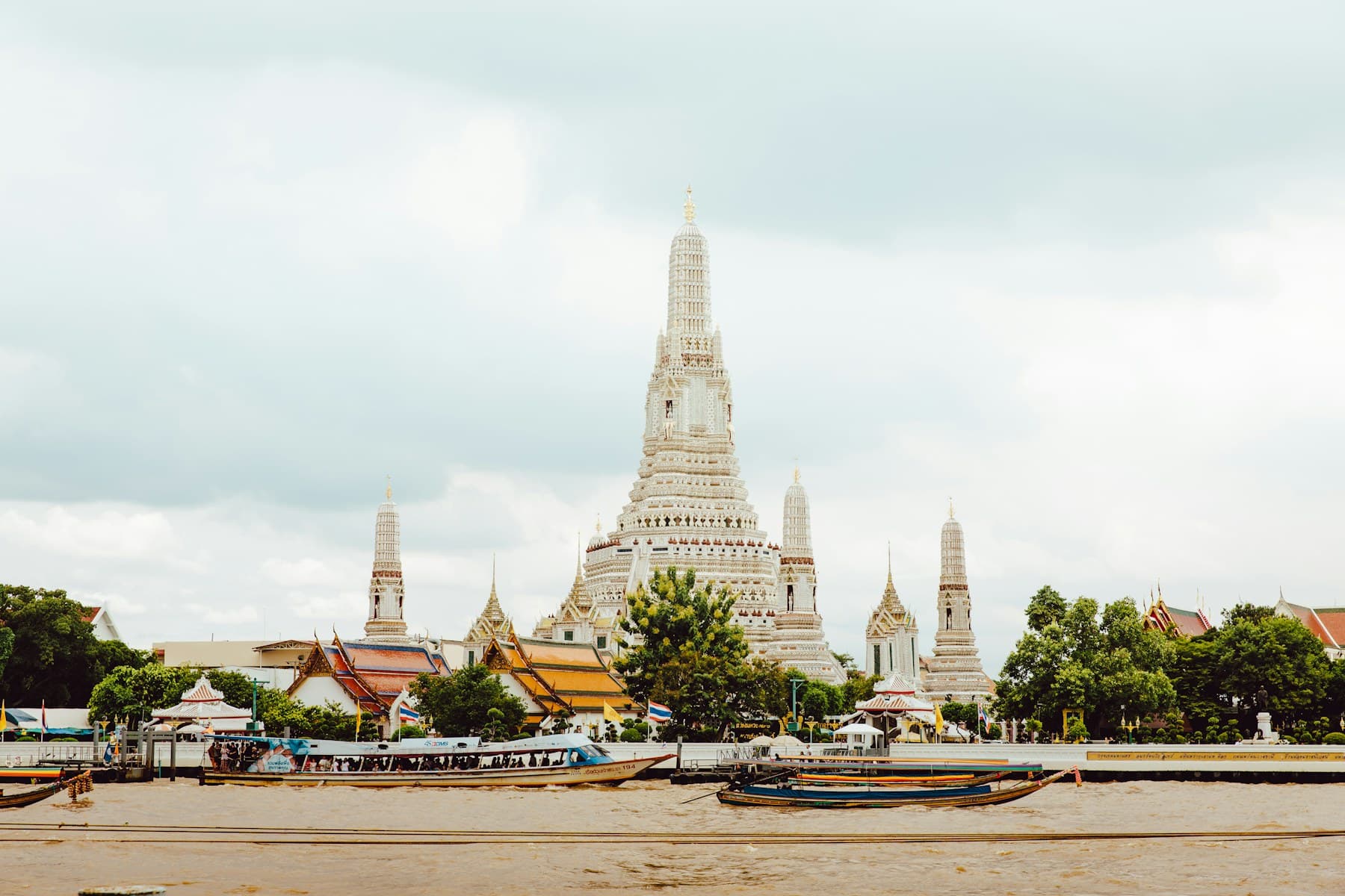 Le temple Wat Arun au bord du fleuve Chao Phraya, Bangkok