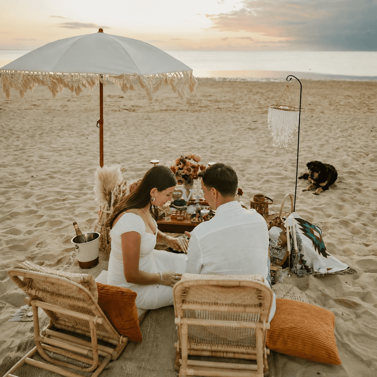 Moment à deux lors d’un pique-nique romantique sur une plage de l’île Maurice