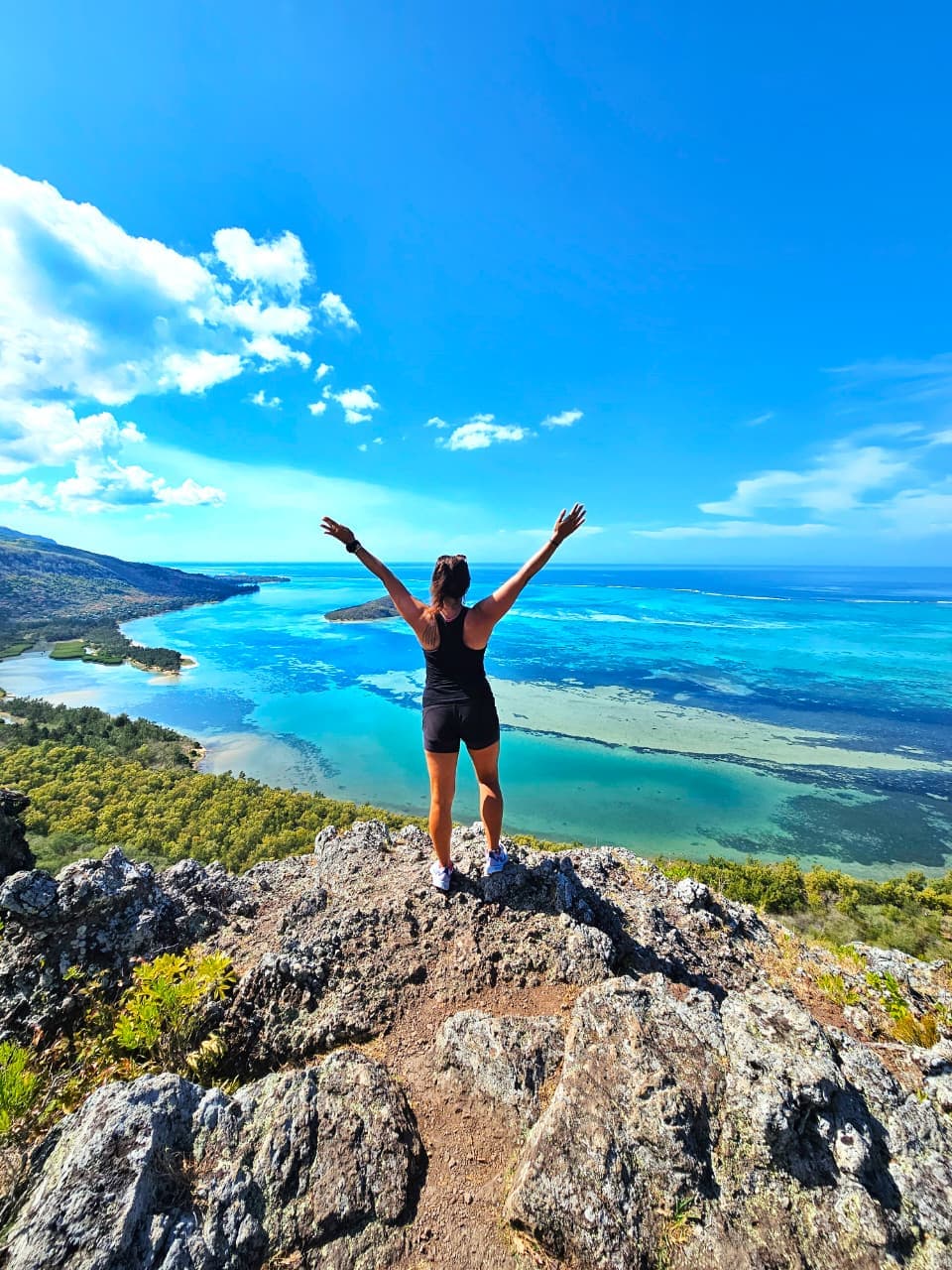 Anaïs sur les hauteurs de l’Île Maurice face au lagon