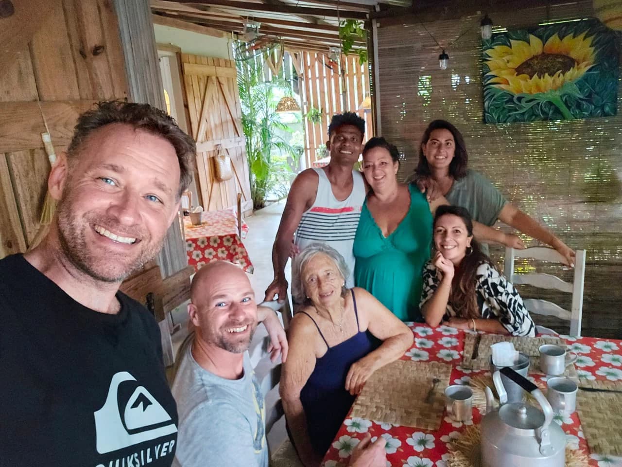 Un repas partagé avec des amis et partenaires