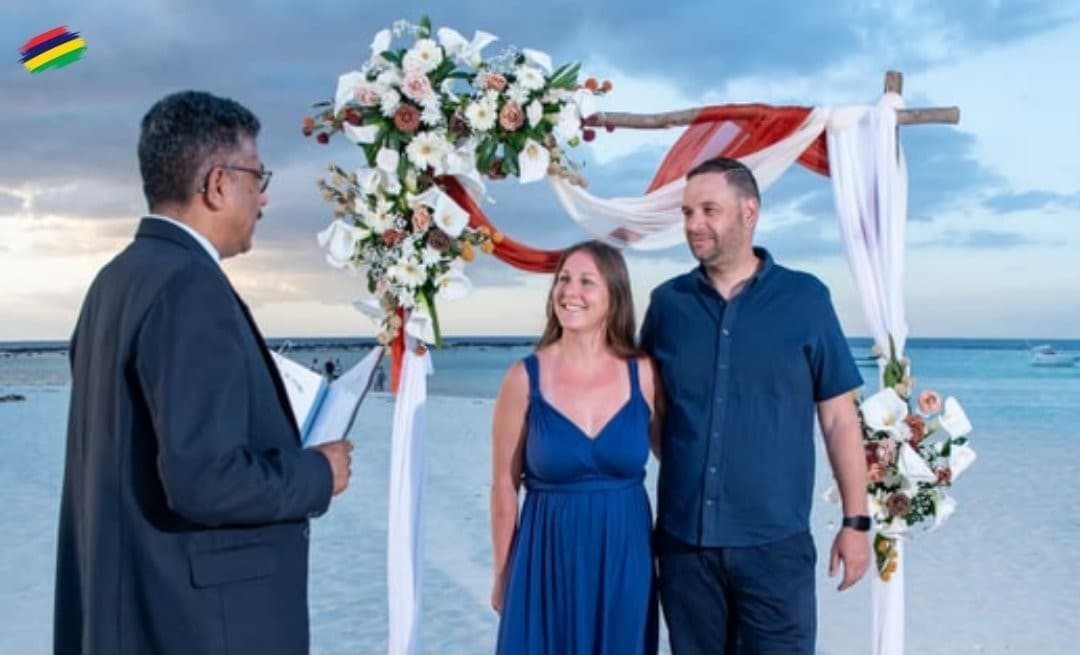 Aurélie et Cyril lors d’une cérémonie sur une plage de l’Île Maurice