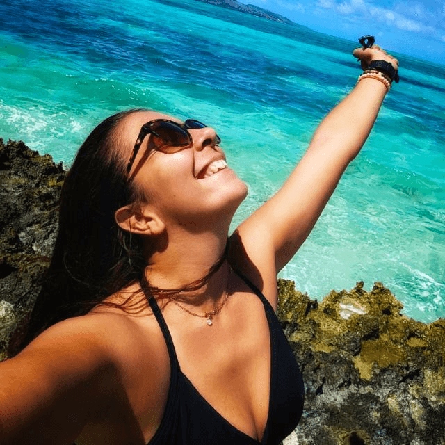 Anaïs face au lagon, au Morne, à l’Île Maurice