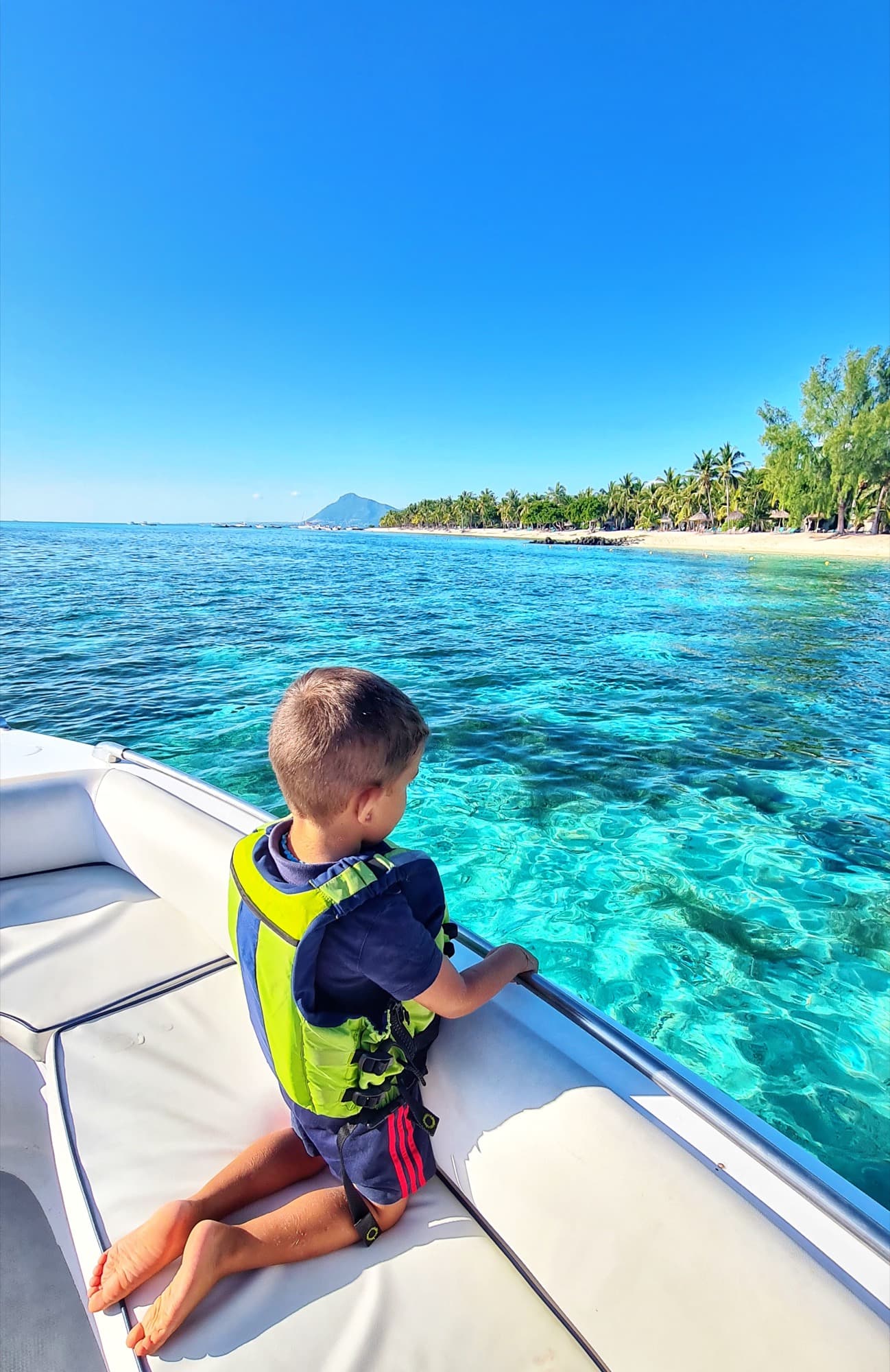 Simon sur un bateau face au lagon de l’île Maurice
