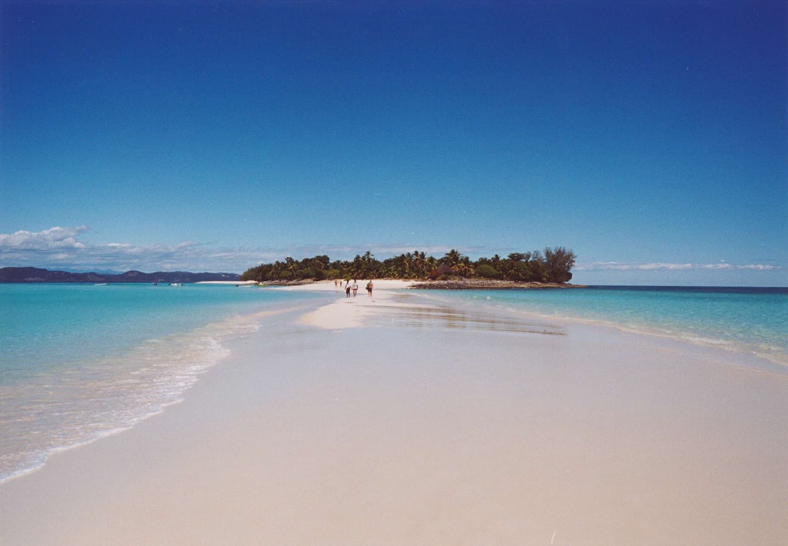 La plage de sable blanc de Nosy Iranja, Madagascar