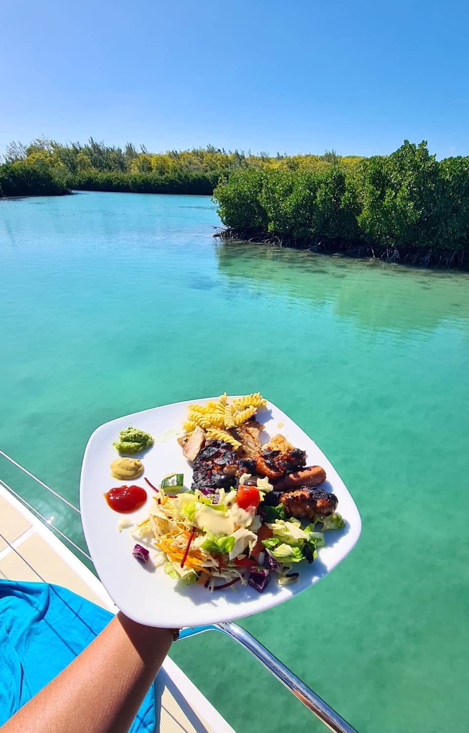 Assiette de spécialités mauriciennes à bord d'un bateau
