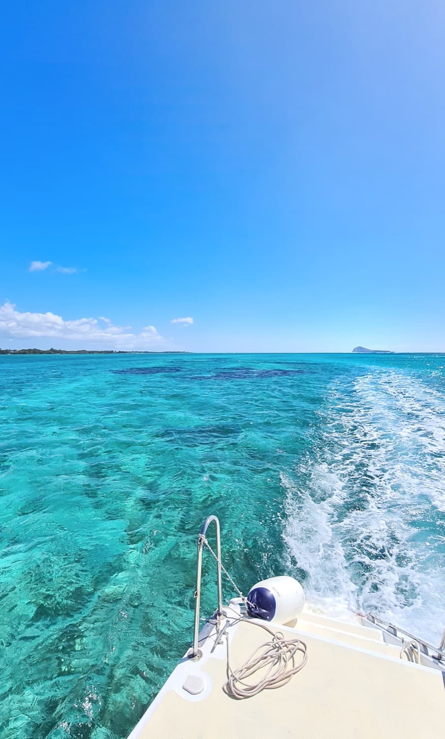 Catamaran sur le lagon turquoise de l'île Maurice