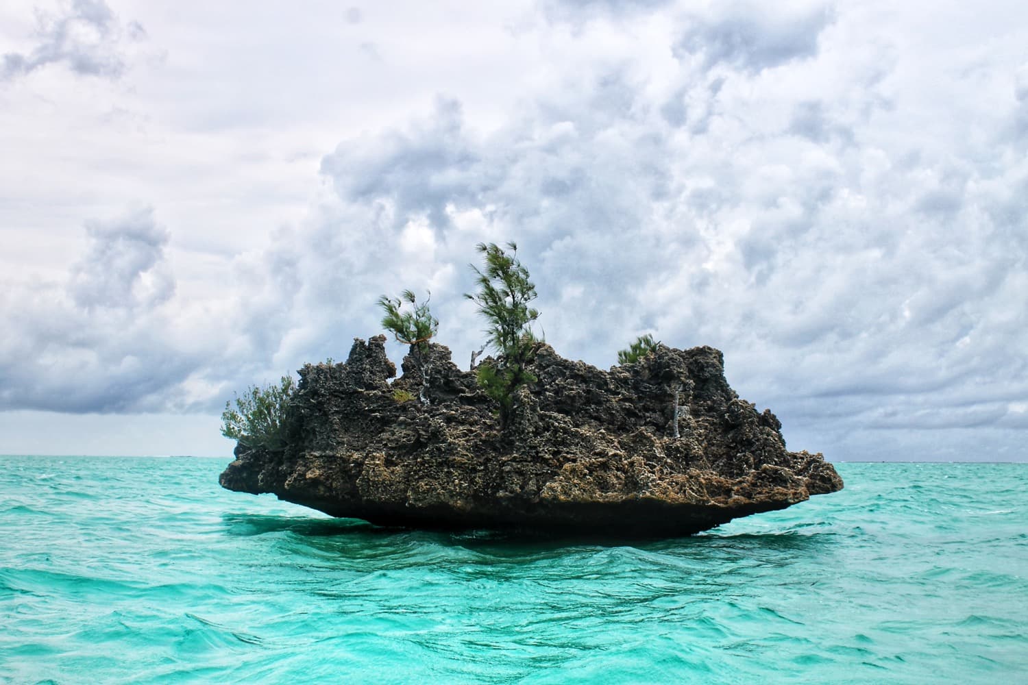 Crystal Rock émergeant du lagon turquoise, île Maurice