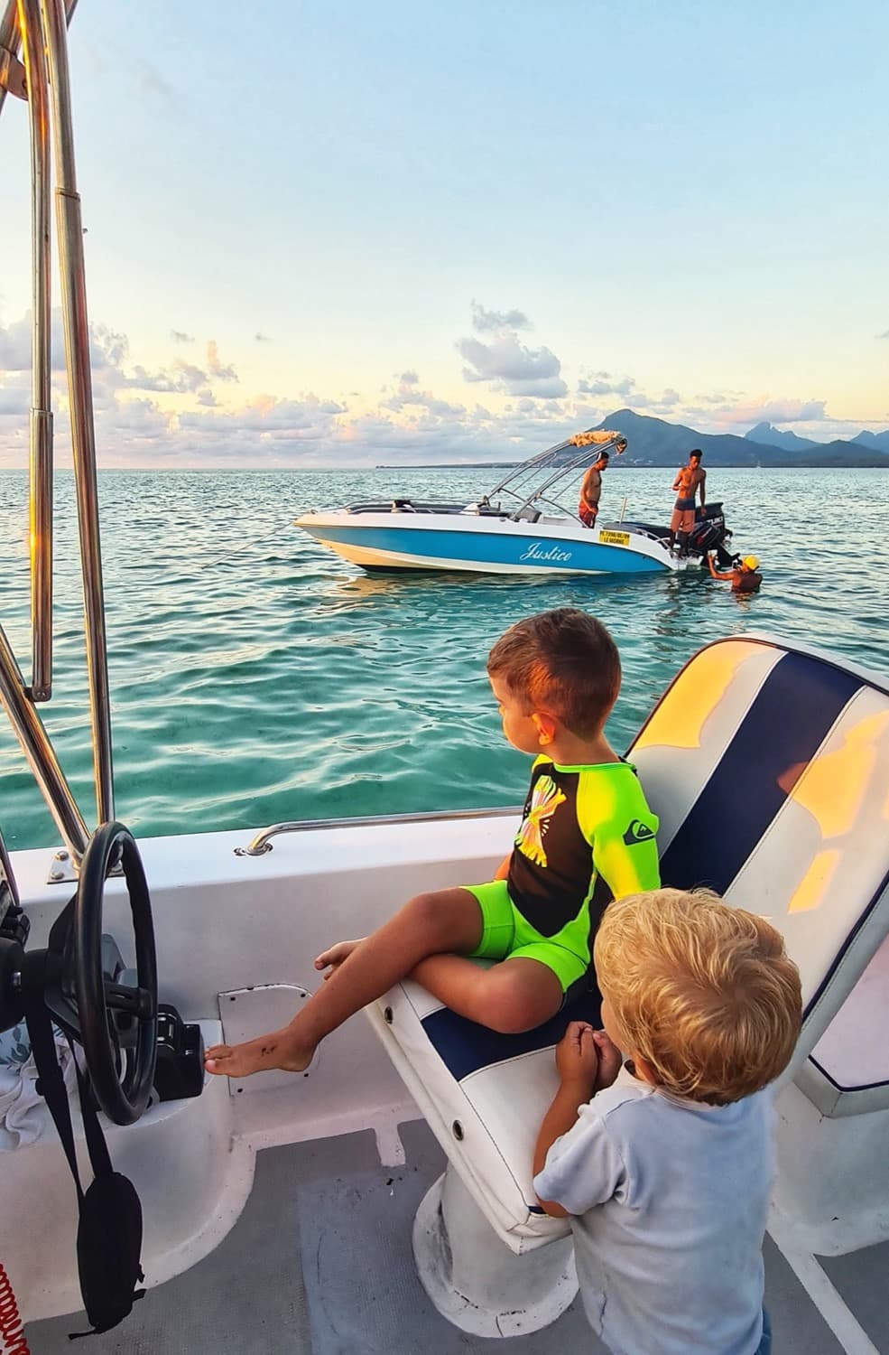 Des enfants en gilet de sauvetage lors d'une sortie en bateau, île Maurice