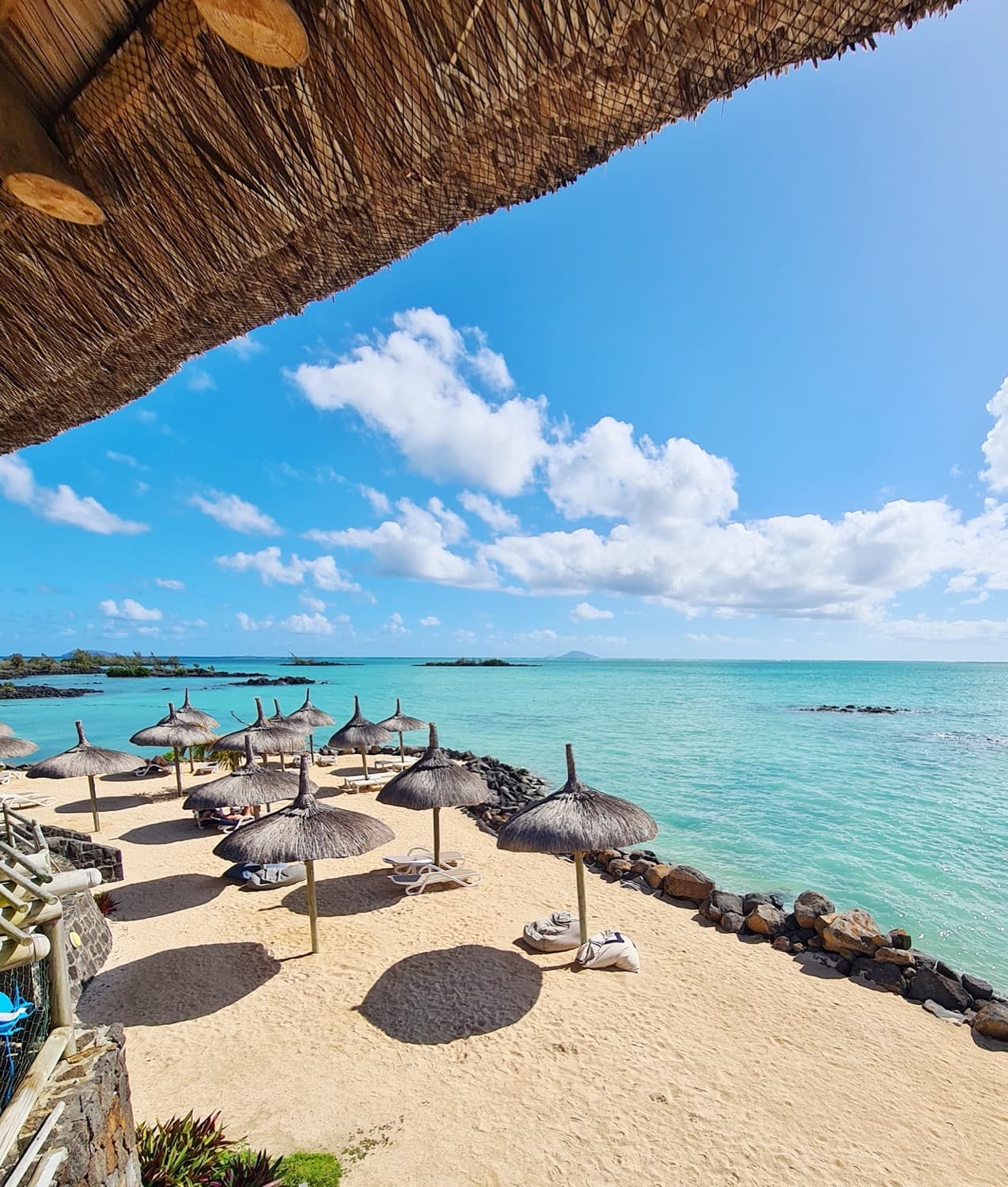Plage de sable blanc et parasols, île Maurice