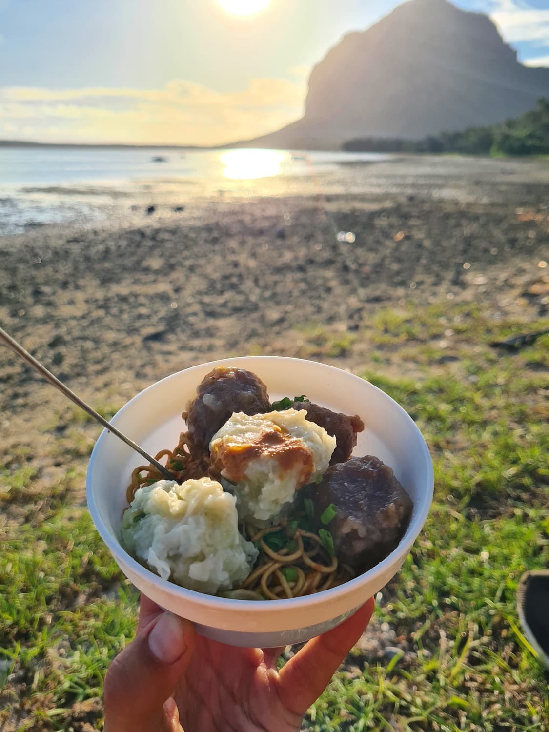Repas créole typique au coucher du soleil, île Maurice