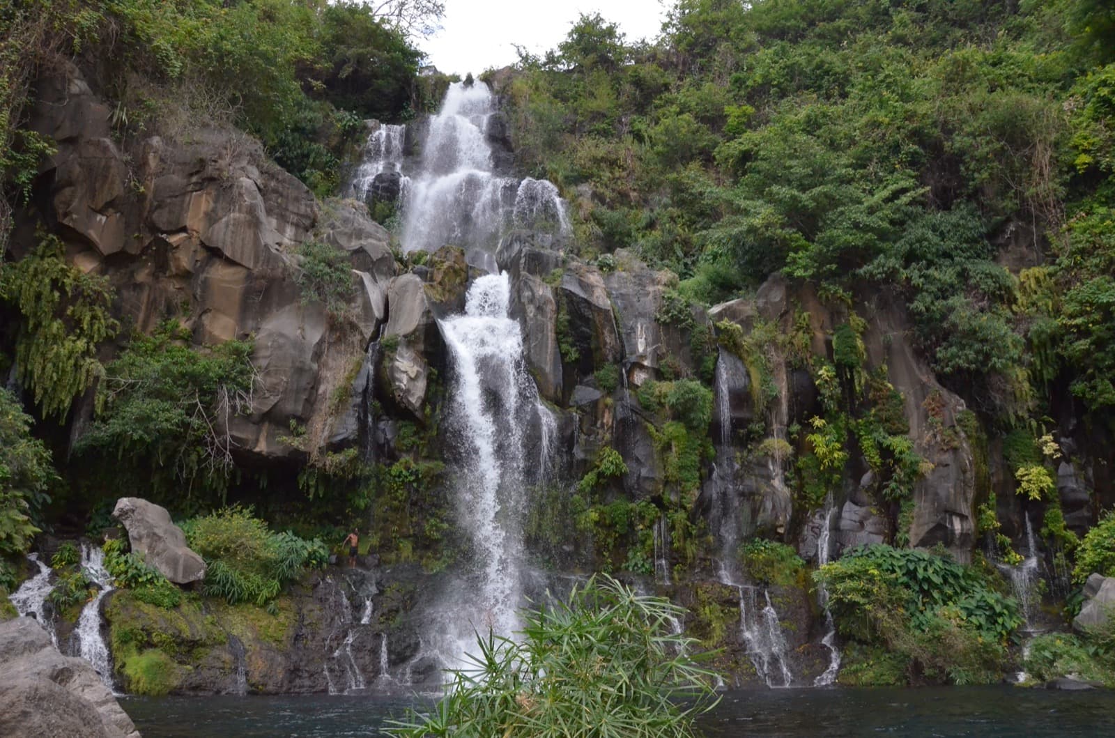 Cascade au cœur de la forêt tropicale, La Réunion