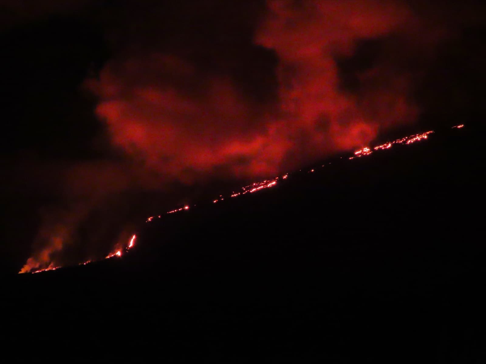 Éruption nocturne du Piton de la Fournaise et ses coulées de lave, La Réunion