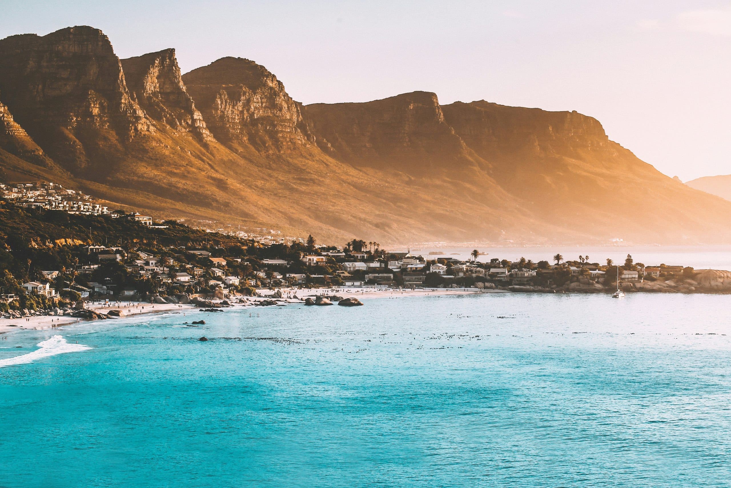 Falaises et océan au coucher du soleil