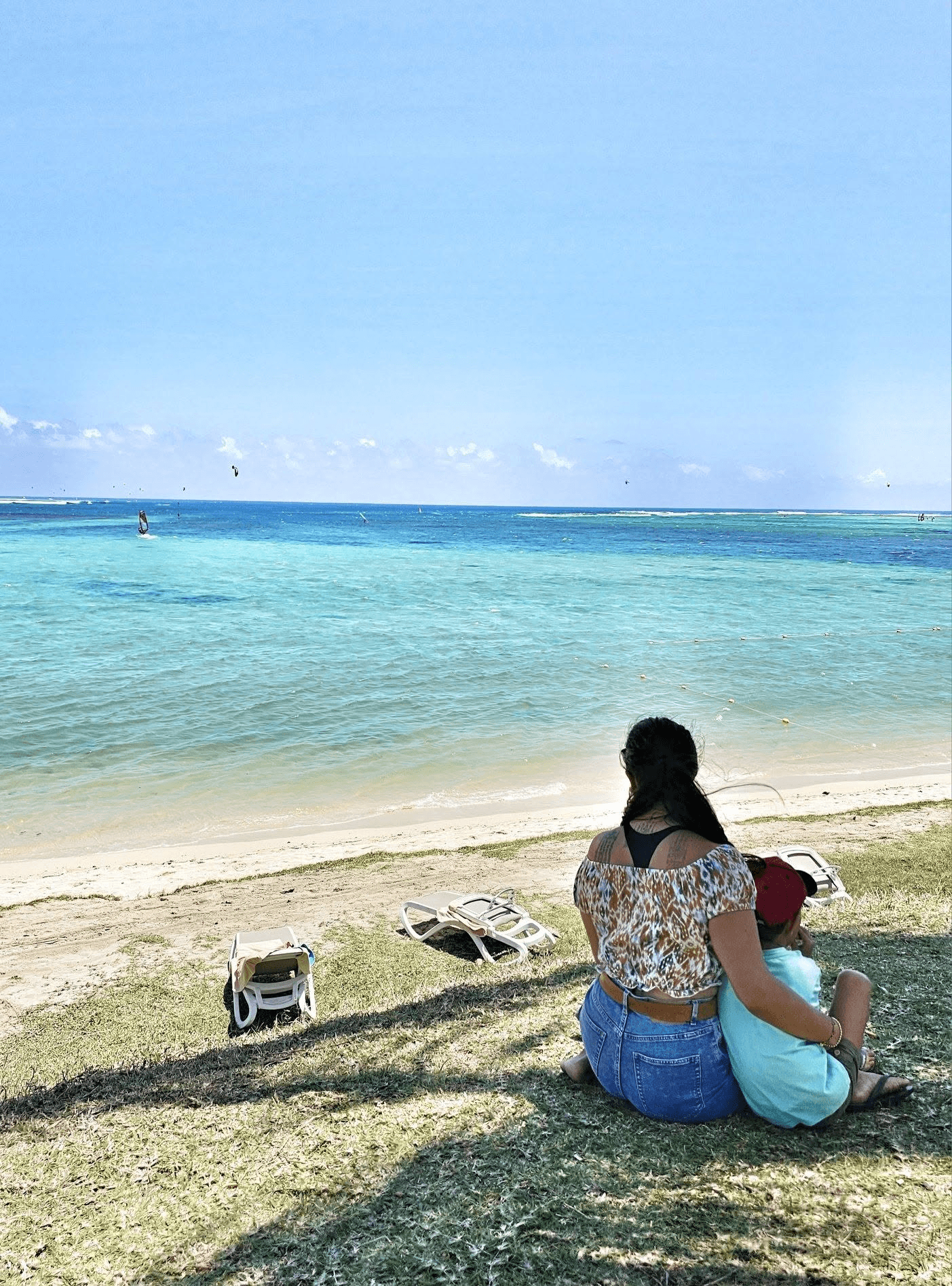 Anaïs avec son fils Simon face au lagon du Morne à l’île Maurice