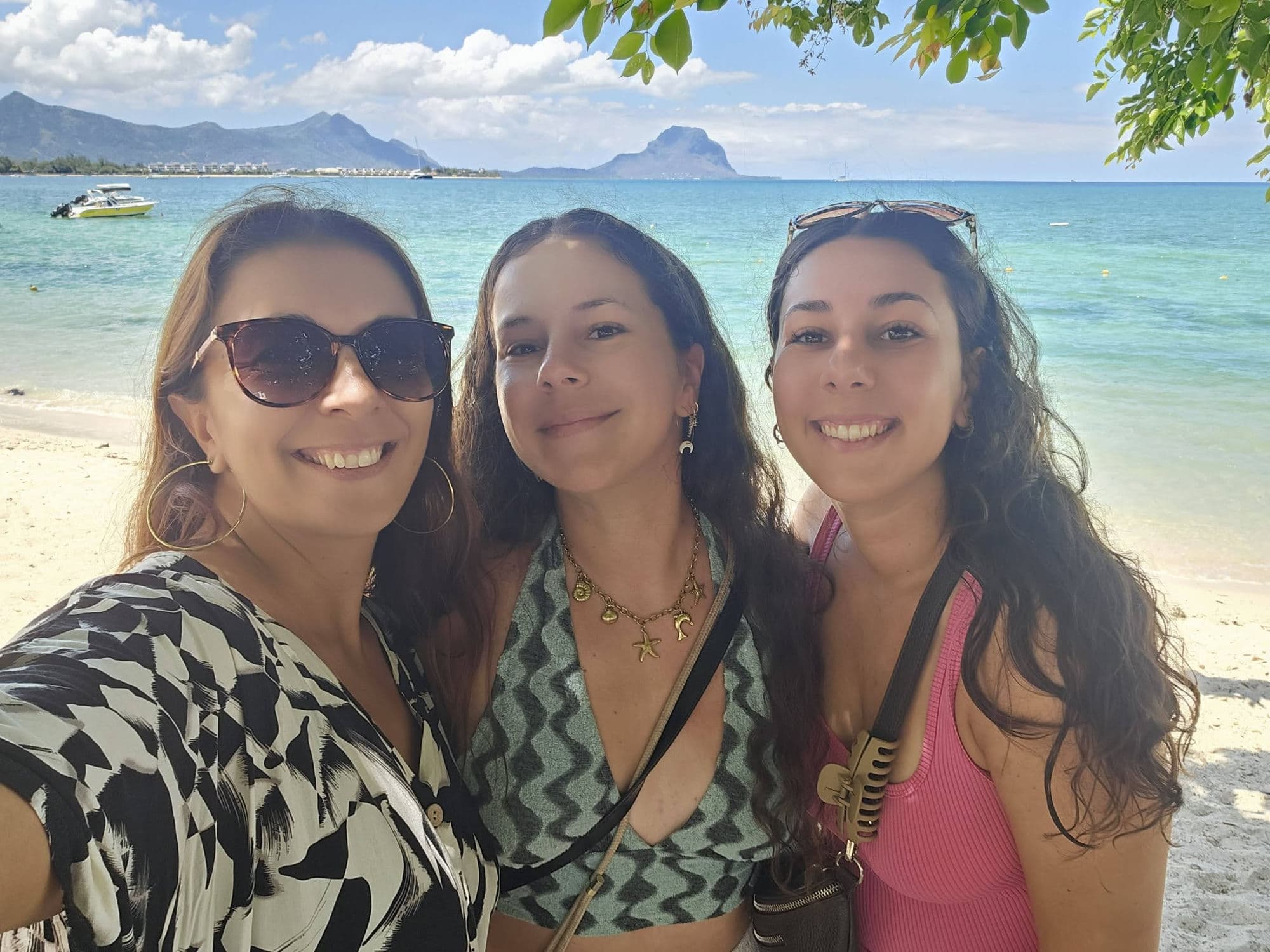 Anaïs avec des voyageuses sur une plage mauricienne