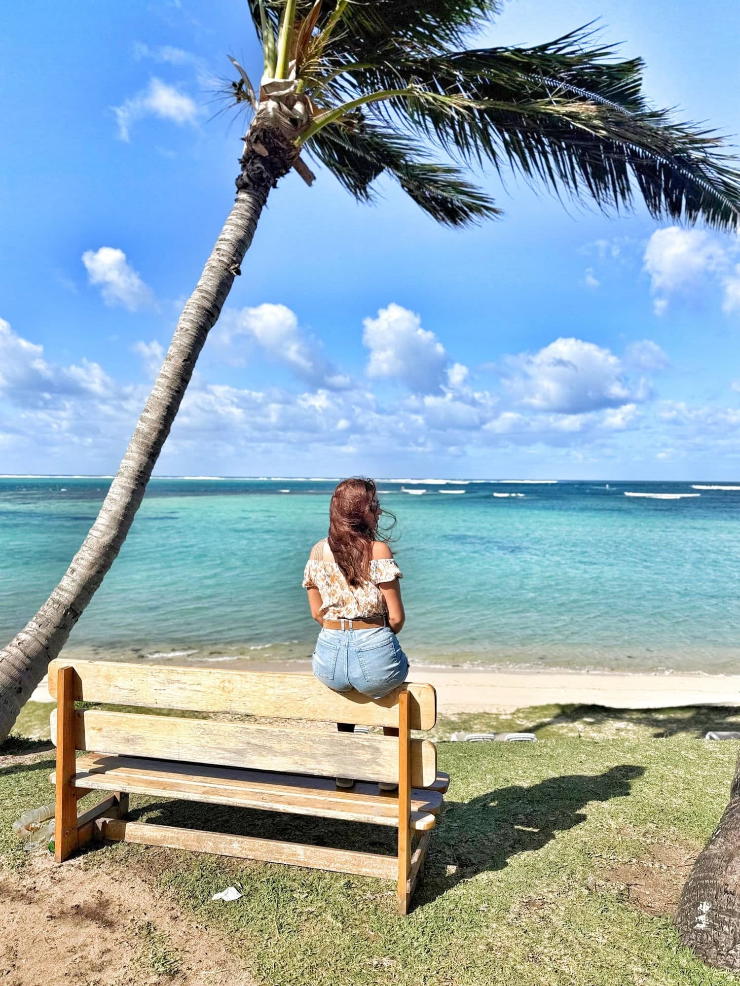 Anaïs face au lagon, au pied du Morne à l'île Maurice