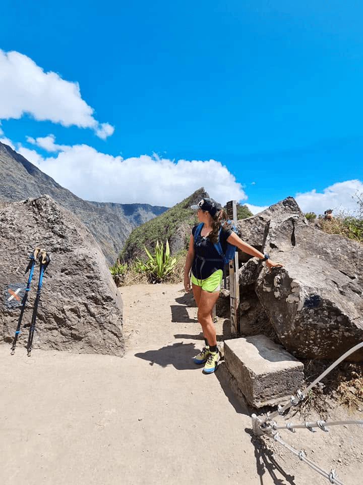 Anaïs en randonnée à Mafate, à La Réunion