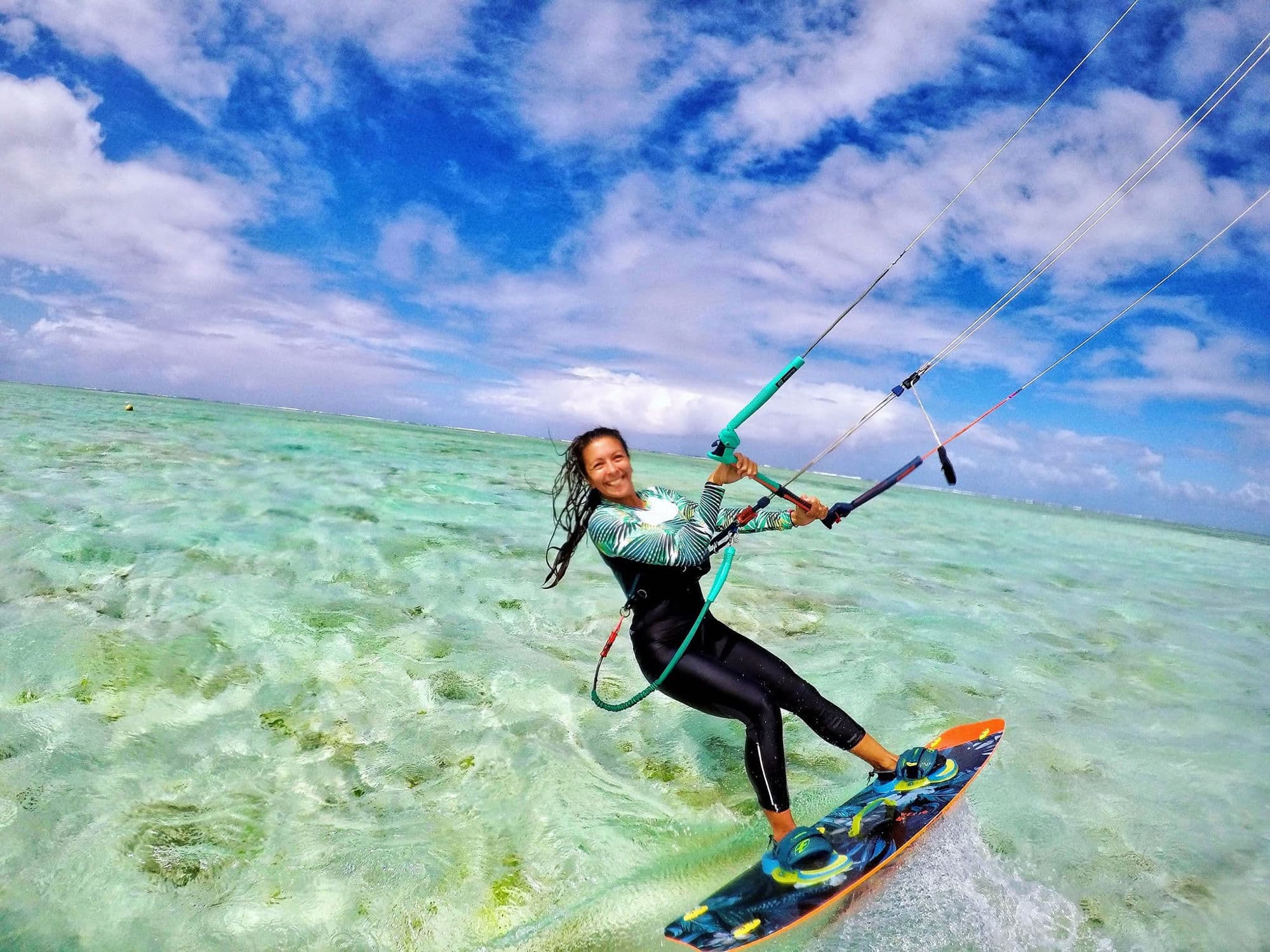 Anaïs souriante en kitesurf sur le lagon mauricien