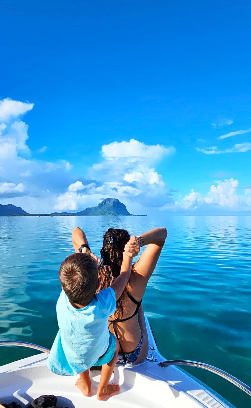 Anaïs et Simon sur un bateau face au Morne