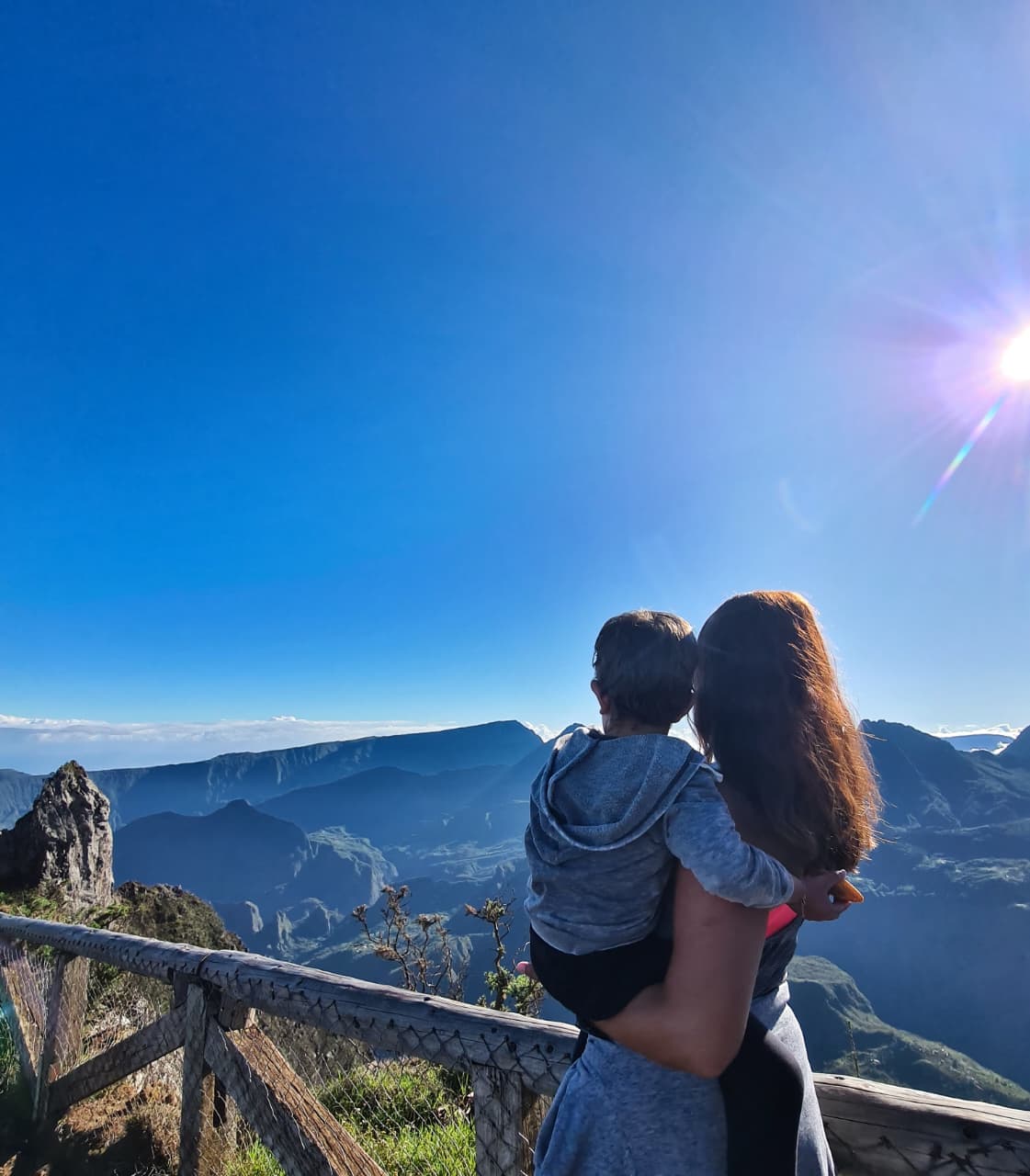 Anaïs avec son fils face aux montagnes de La Réunion
