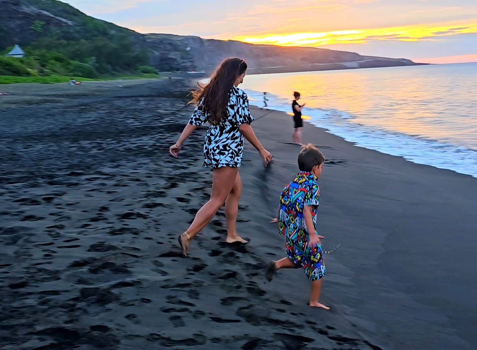 Anaïs et son fils sur une plage de La Réunion au coucher du soleil
