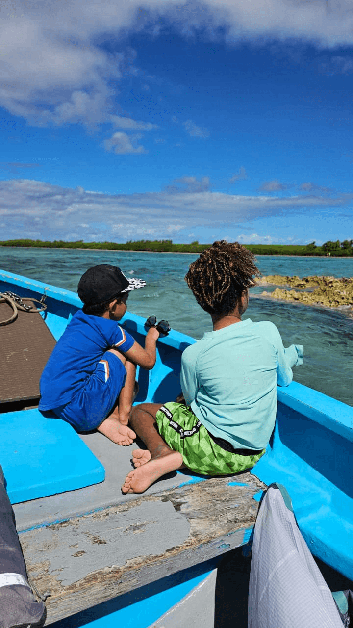 Simon en bateau dans le lagon de Rodrigues