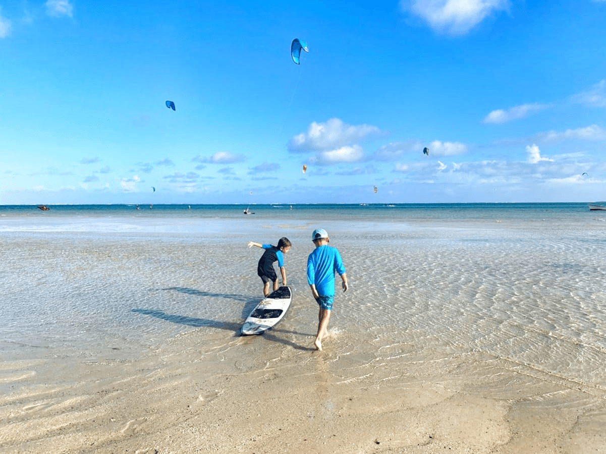 Simon découvre le kitesurf dans le lagon de Rodrigues