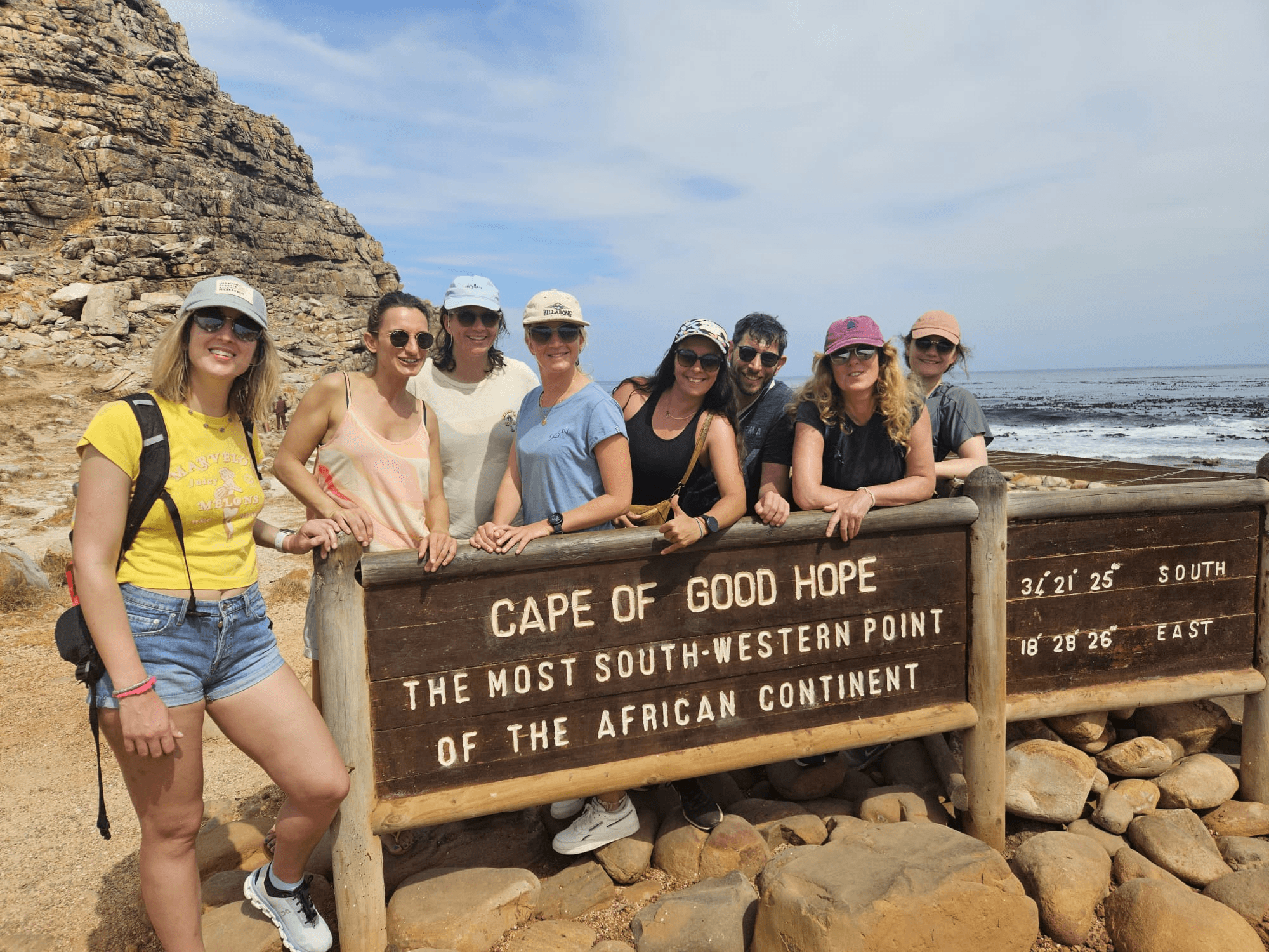 Anaïs et un groupe de voyageurs au cap de Bonne-Espérance
