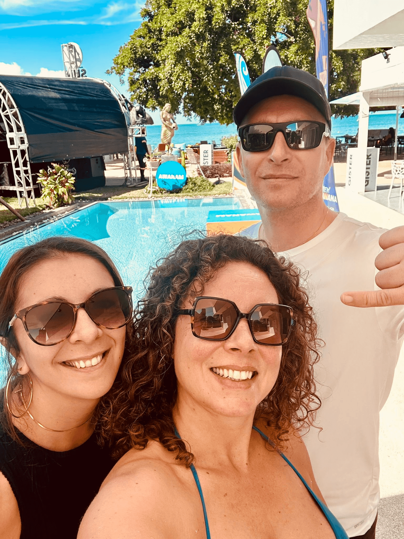 Anaïs avec des amis et partenaires lors d'un événement au bord du lagon