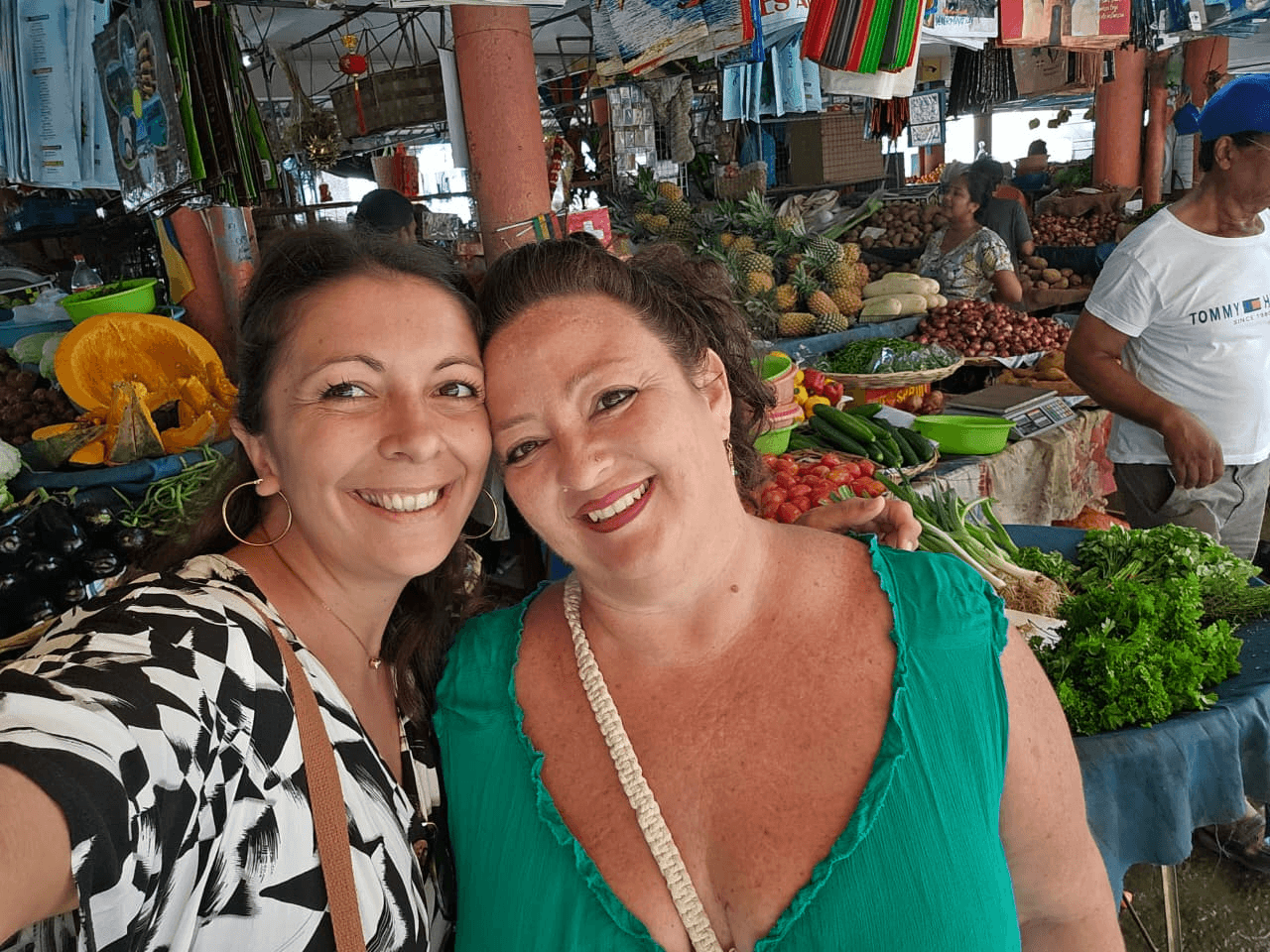 Anaïs au marché avec une amie à l'île Maurice