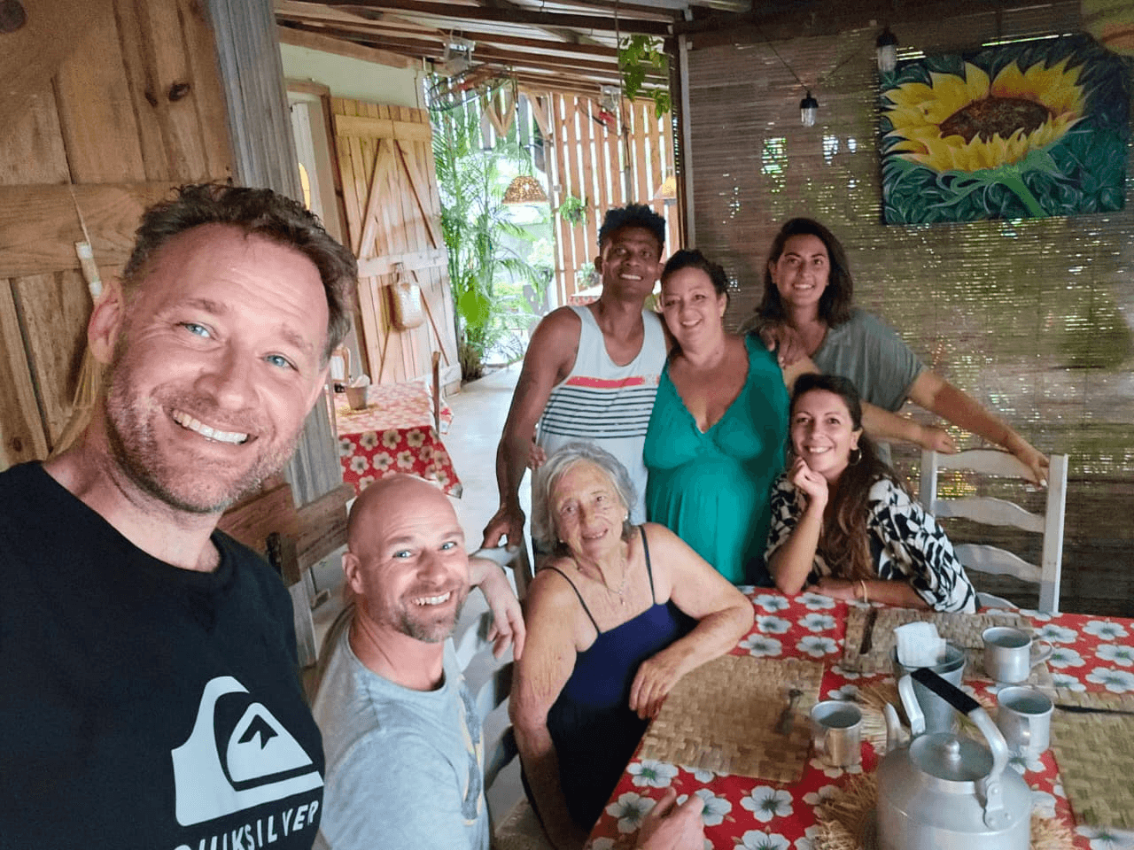 Un repas partagé avec des amis et partenaires