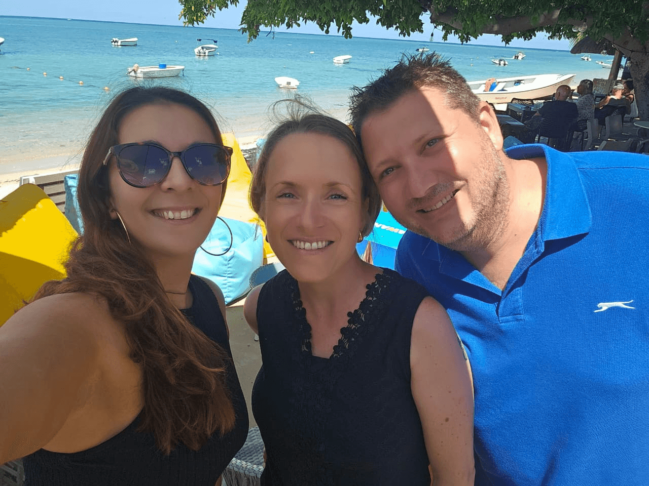 Anaïs avec des voyageurs au bord du lagon mauricien