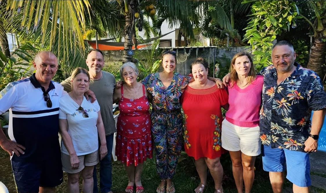Anaïs avec des voyageurs réunis au bord d'une piscine à l'île Maurice